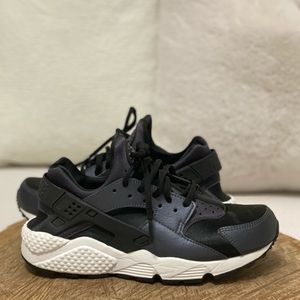 Nike Air Huarache Women’s Size 7.5 Black